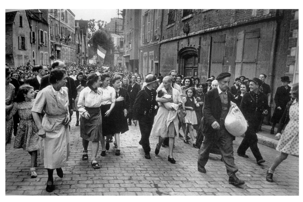 robert capa leica paris magnum